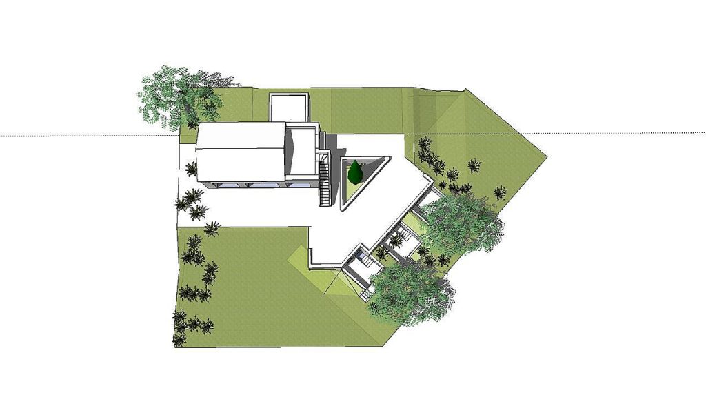 Η εικόνα δείχνει μια κάτοψη ενός κτιρίου με περιβάλλοντα χώρο. Το κτίριο έχει σχήμα "L" και περιβάλλεται από πράσινο χώρο με δέντρα και φυτά. Υπάρχει μια σκάλα που οδηγεί στον επάνω όροφο και μια κεντρική αυλή με ένα δέντρο. Η εικόνα είναι ενδιαφέρουσα γιατί παρουσιάζει την αρχιτεκτονική διάταξη και τον σχεδιασμό του κτιρίου σε σχέση με τον περιβάλλοντα χώρο.